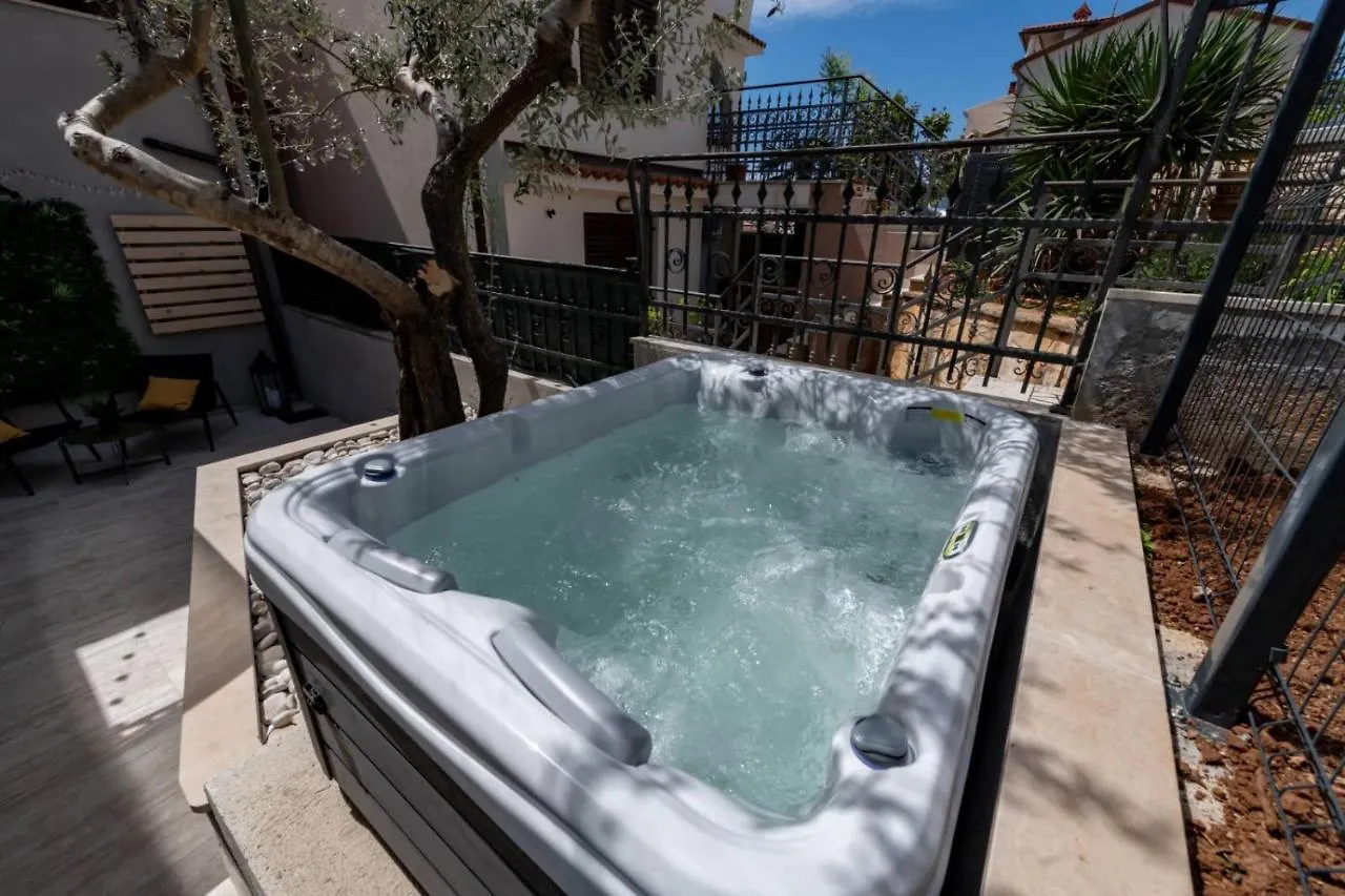 Studio Apartment Mare With Private Garden And Jacuzzi Vinkuran 0*,  Croatia